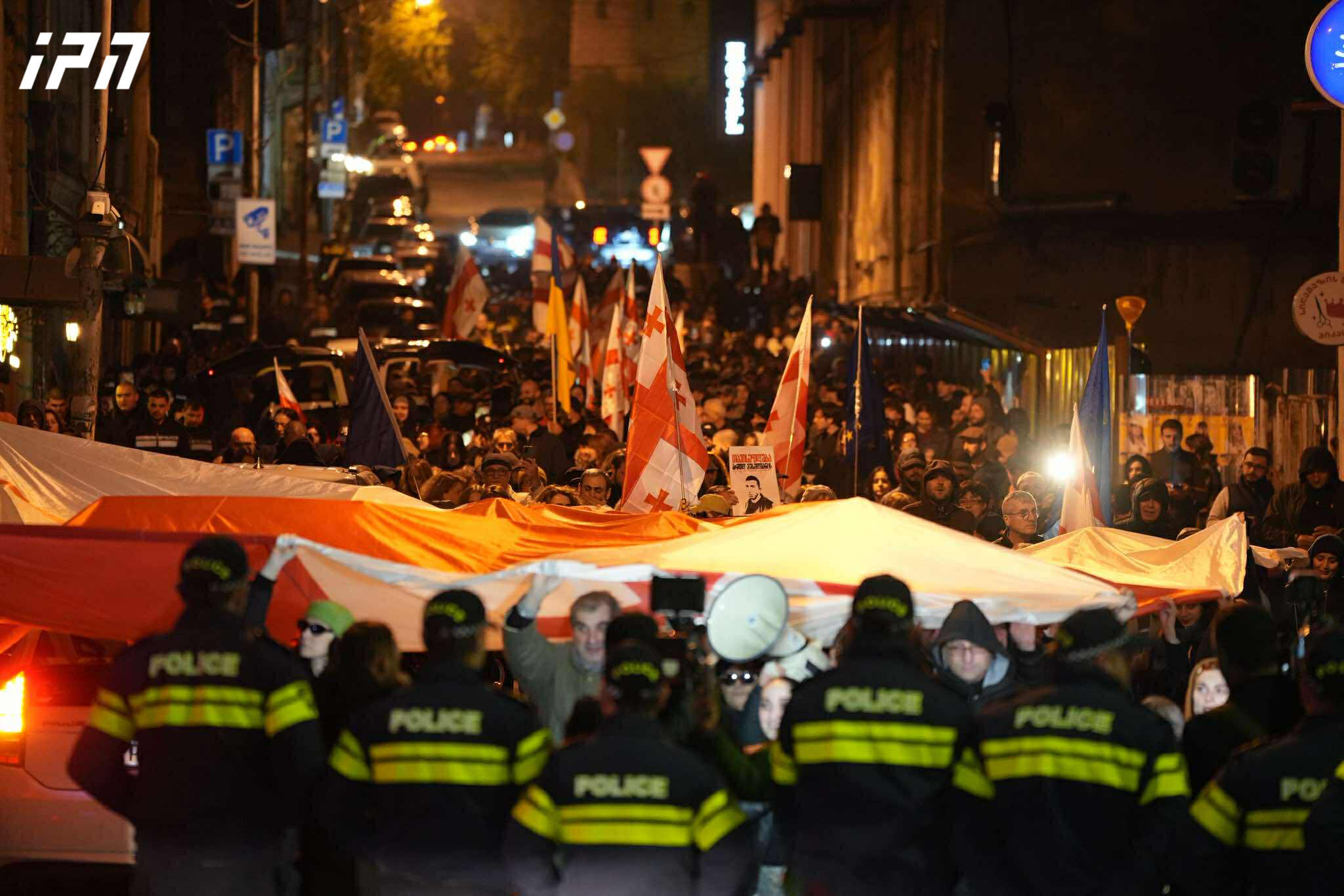 აქციის მონაწილეებმა პარლამენტის შენობას წრე შემოარტყეს