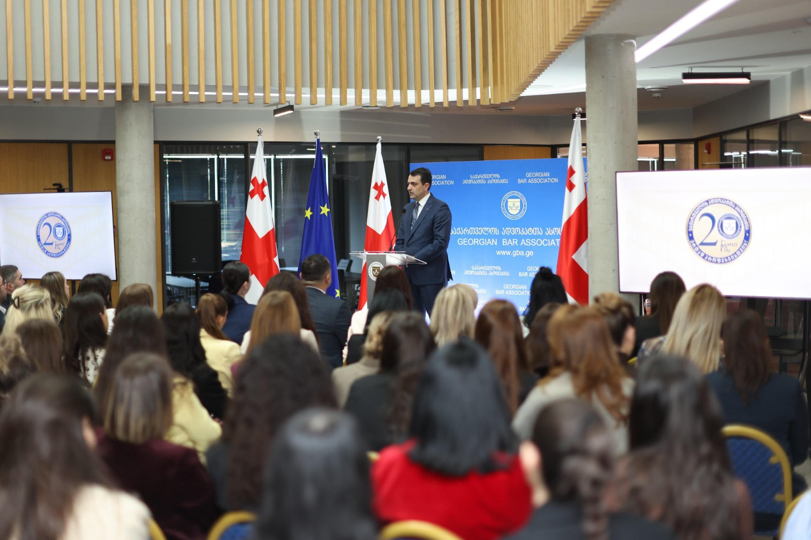 ადვოკატთა ასოციაციაში ახლად გაწევრიანებულმა 150-მდე ადვოკატმა პროფესიული ფიცი დადო