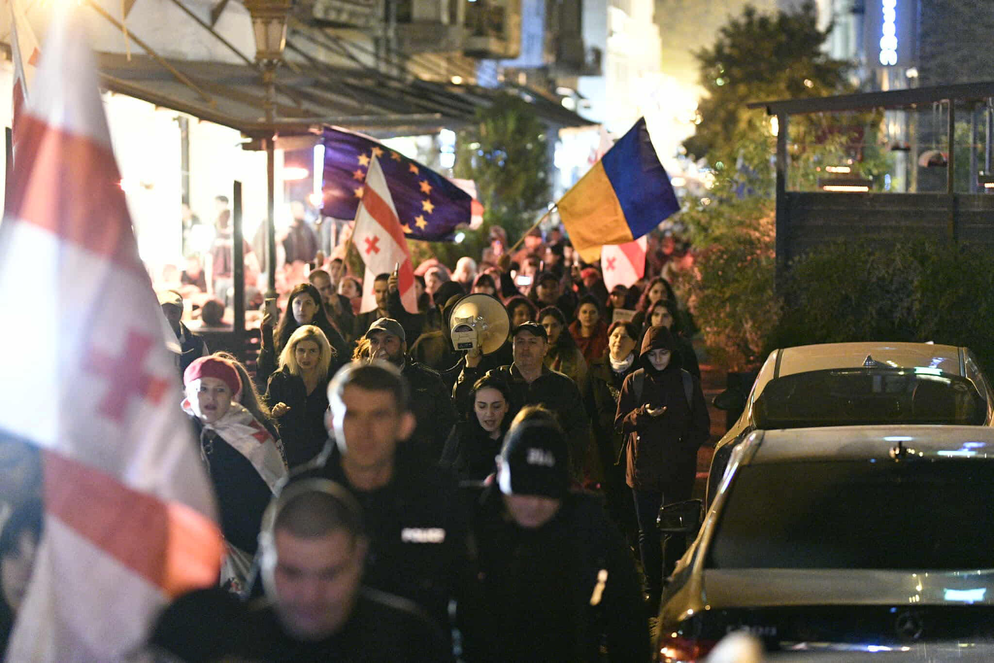 აქციის მონაწილეების ნაწილმა პარლამენტიდან გალაკტიონ ტაბიძის ქუჩისკენ მსვლელობა მოაწყო