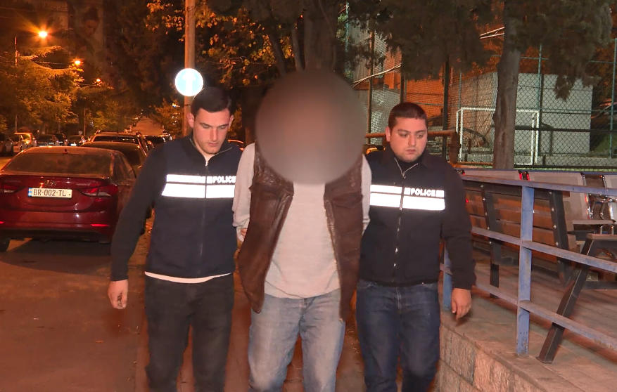 პოლიციამ მეგობარი ქალის მიმართ მუქარისა და იძულების ბრალდებით ერთი პირი დააკავა