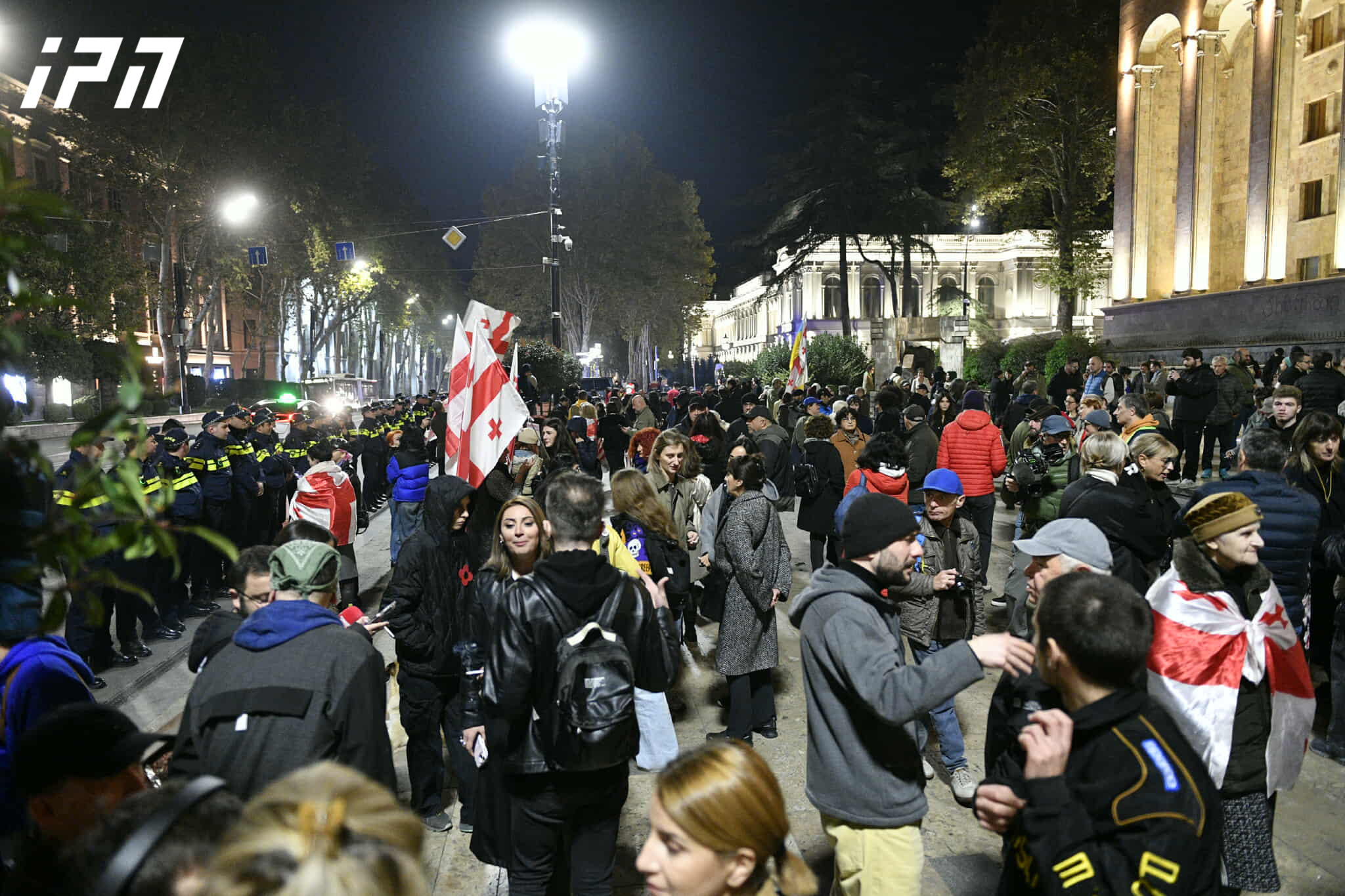 პარლამენტთან საპროტესტო აქცია მიმდინარეობს