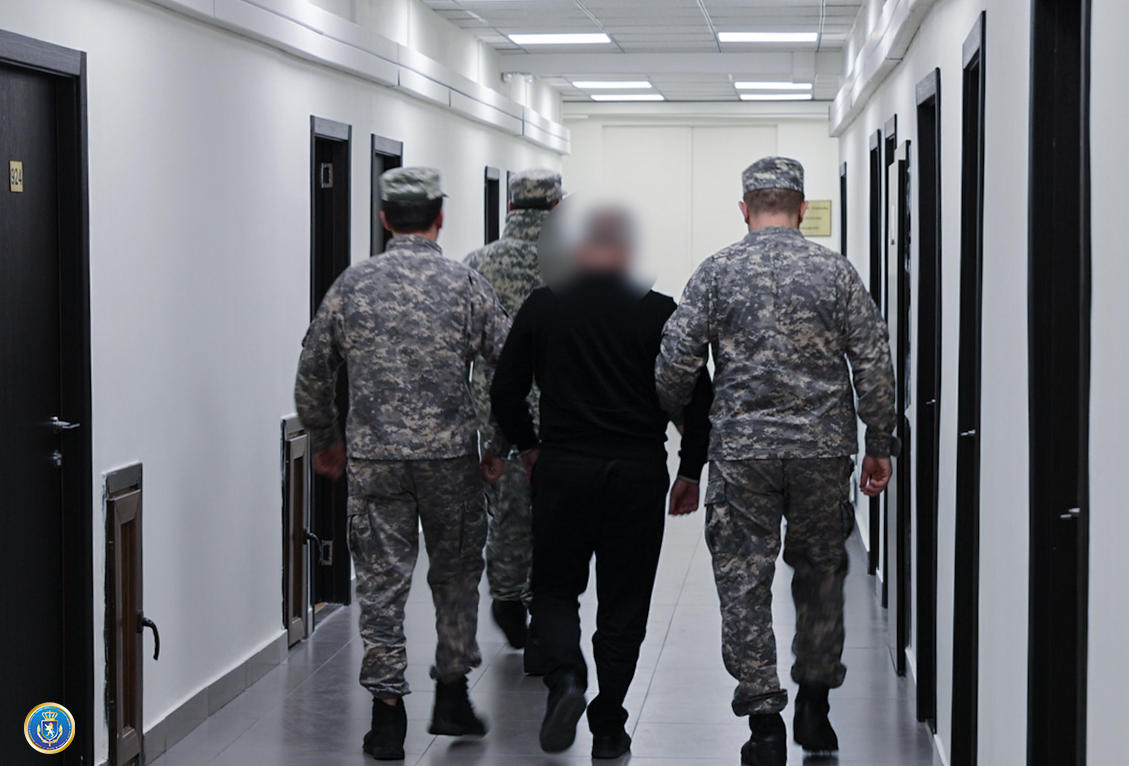 საგამოძიებო სამსახურმა ბაკურიანში, უნებართვოდ აშენებული სასტუმრო-აპარტამენტების რეალიზაციის შედეგად უკანონო შემოსავლის მიღების ფაქტზე „კრისტალ ჯგუფის” ხელმძღვანელი დააკავა