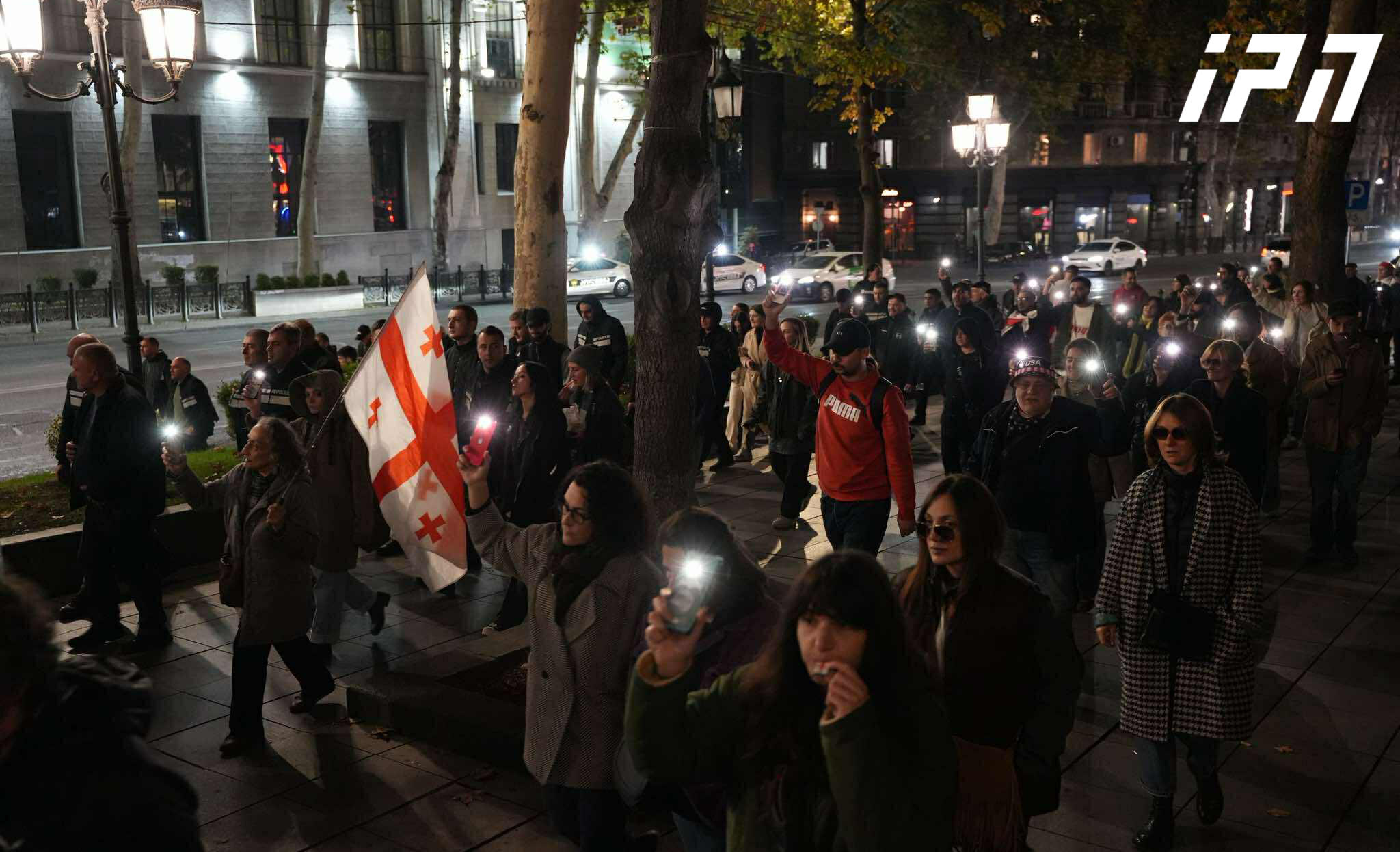 საპროტესტო მსვლელობის შემდეგ მომიტინგეები კვლავ პარლამენტთან დაბრუნდნენ