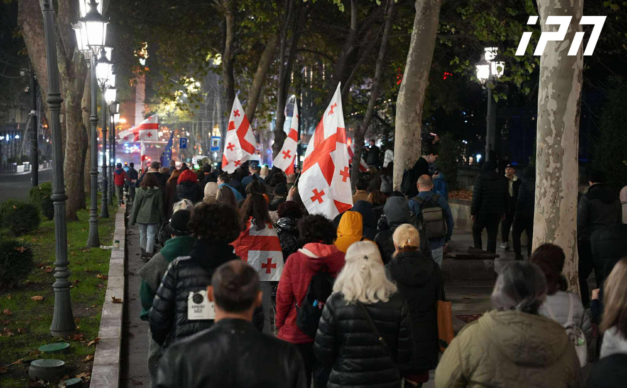 პარლამენტთან შეკრებილი მომიტინგეები მსვლელობას მართავენ