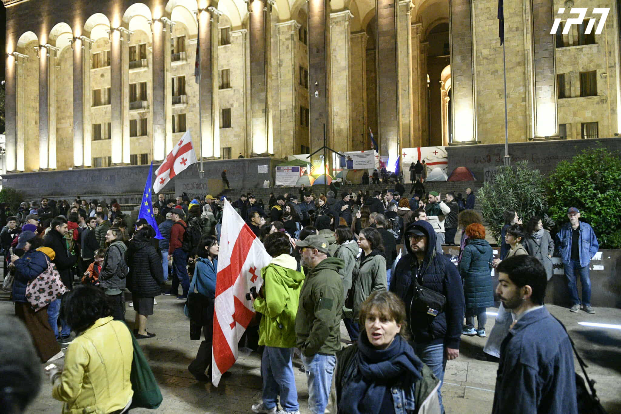 საპროტესტო მსვლელობის შემდეგ აქცია პარლამენტთან გრძელდება
