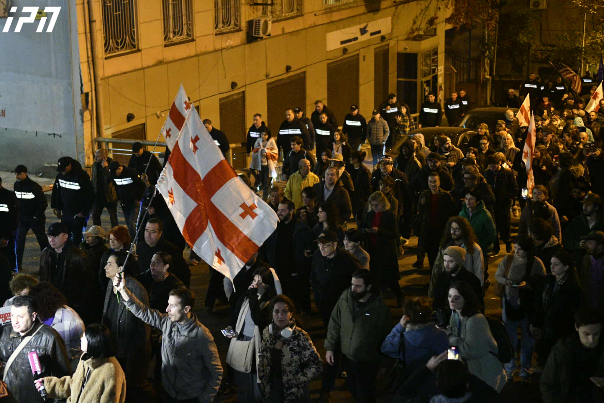 პარლამენტთან შეკრებილი მომიტინგეების ნაწილი მსვლელობას მართავს