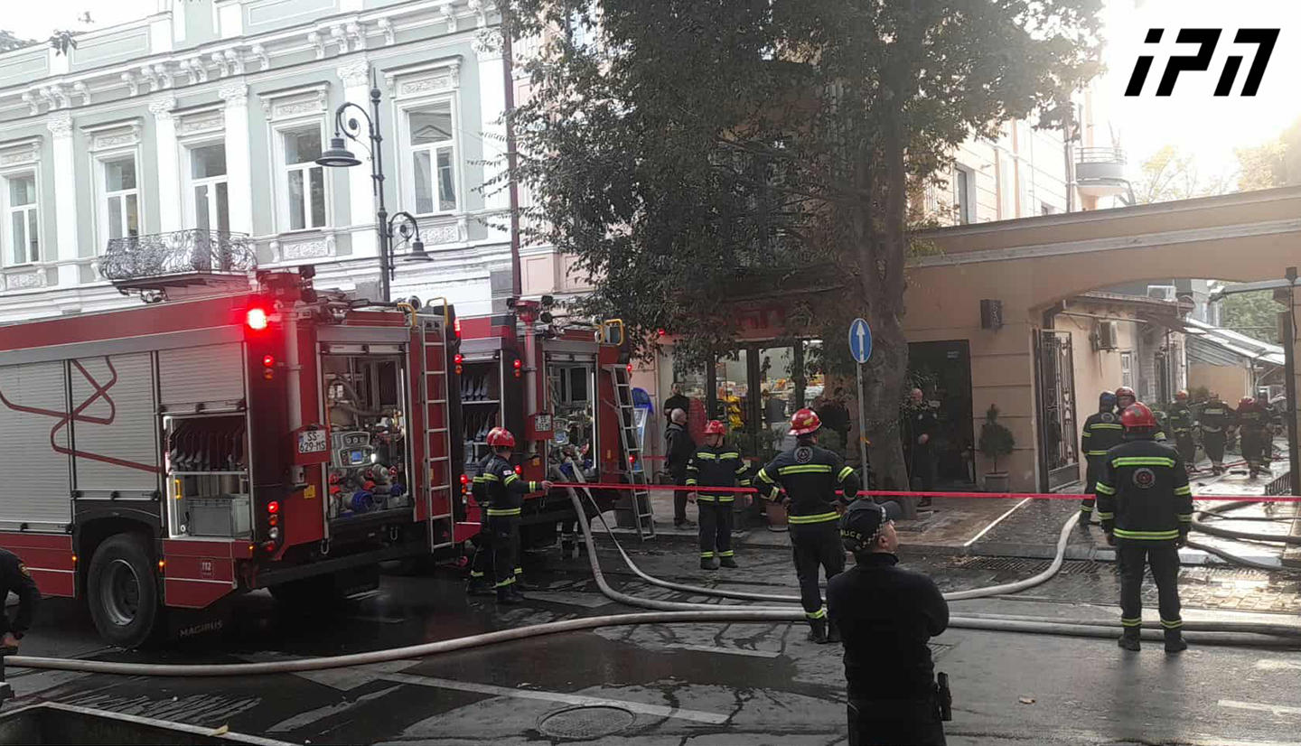 აღმაშენებლის გამზირზე საცხოვრებელ სახლს ცეცხლი გაუჩნდა