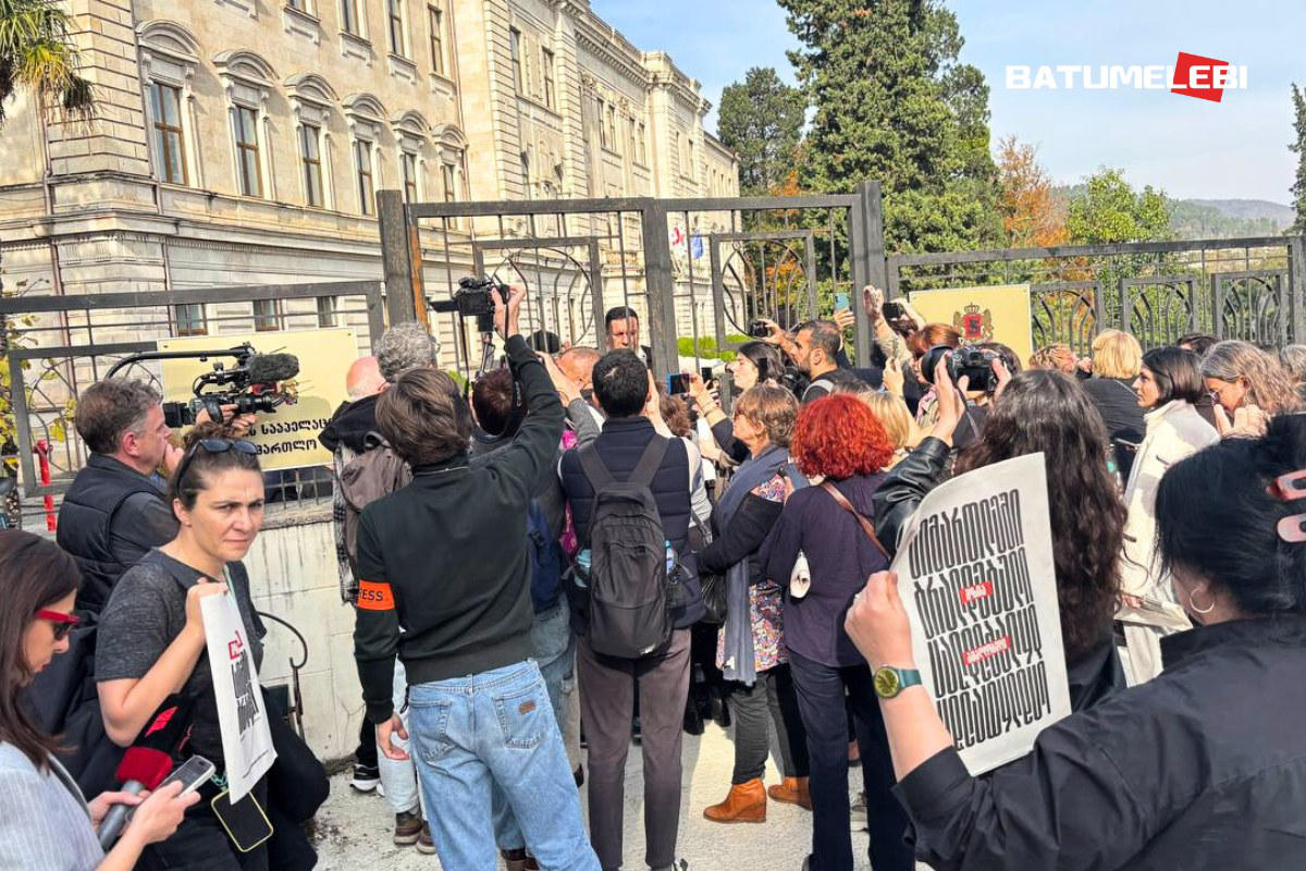 ქუთაისის სააპელაციო სასამართლოსთან, სადაც მზია ამაღლობელის საჩივრის განხილვა იწყება, ხმაური იყო