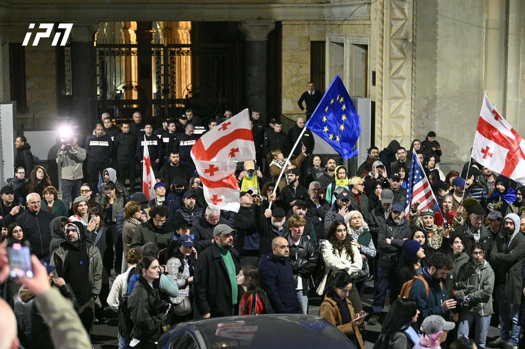 საპროტესტო მსვლელობის მონაწილეები პარლამენტთან დაბრუნდნენ
