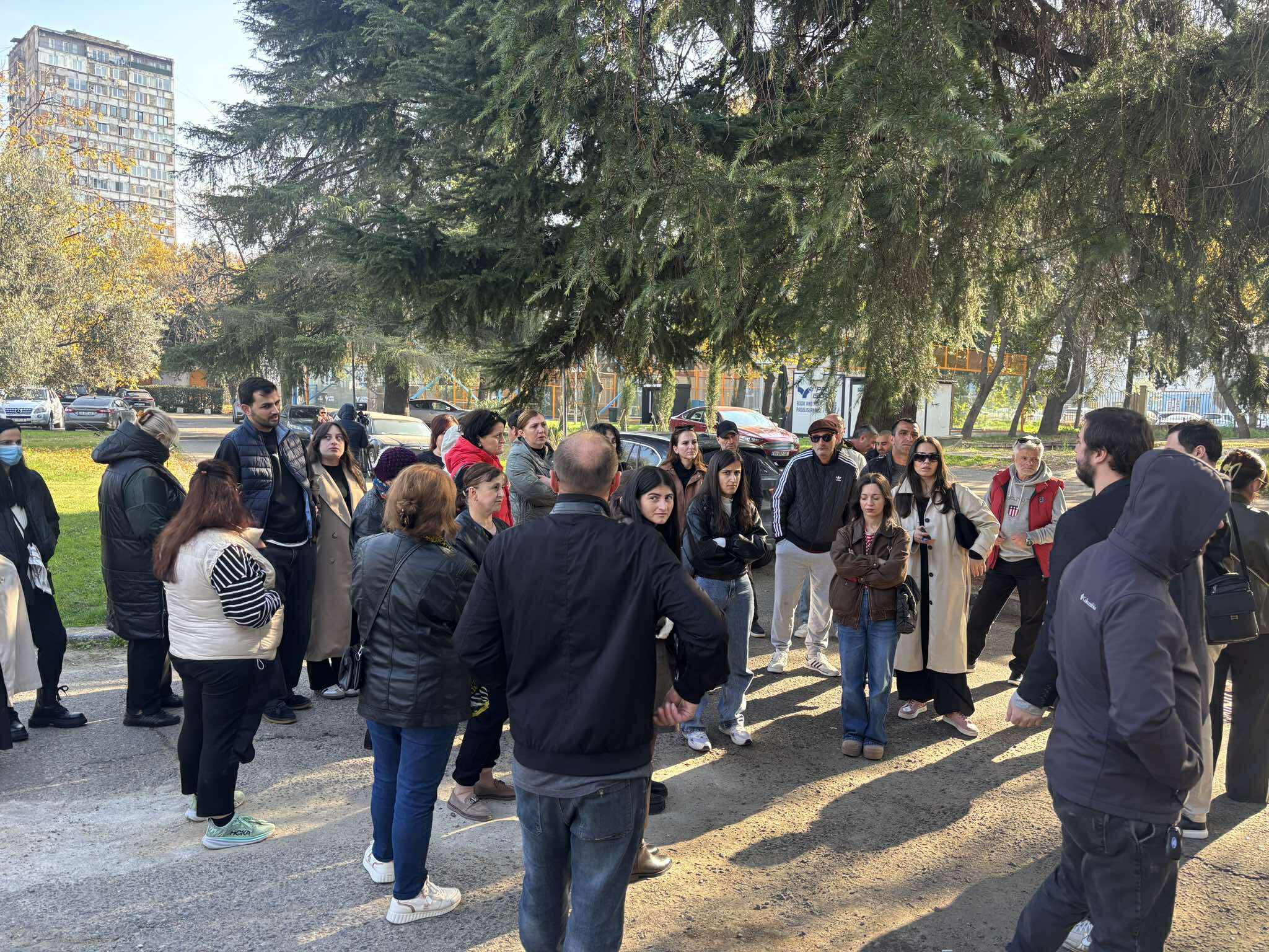 „სფერო ჰოლდინგის“ მიერ დაზარალებულებმა „სფერო ჰოლდინგის“ ცენტრალურ ოფისთან აქცია გამართეს