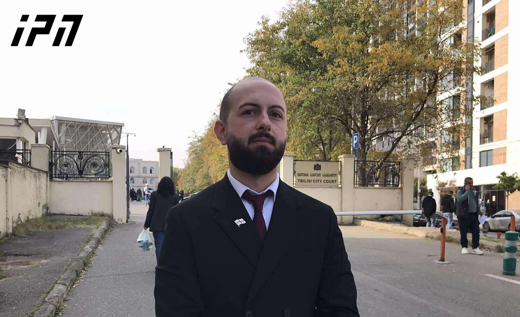 „სფერო ინვესტის“ დირექტორის ადვოკატი - გიორგი მურუსიძე ბრალს არ ეთანხმება, თუმცა არ აპირებს მოქალაქეთა წინაშე ნაკისრი ვალდებულებებისგან თავის არიდებას - აქტიურად მუშაობს, რომ დაზარალებულებისთვის თანხის გადახდა არ გაიწელოს