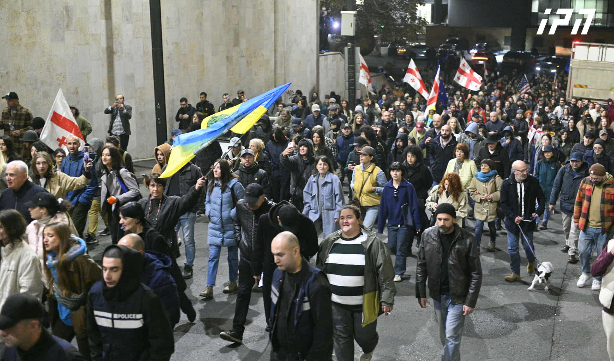 პარლამენტთან შეკრებილი მომიტინგეები მსვლელობას მართავენ