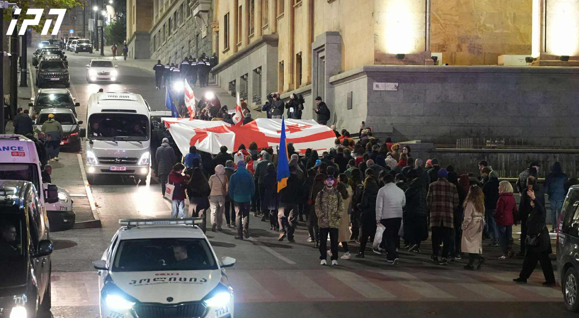 აქციის მონაწილეები მსვლელობას მართავენ