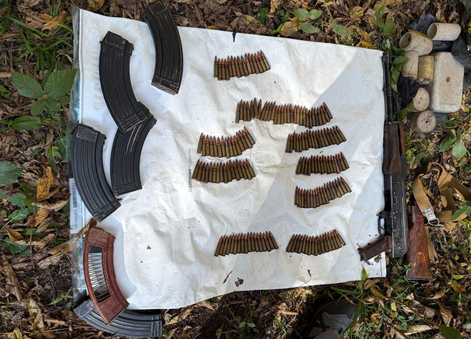 სუს-ის ინფორმაციით, იარაღის სამალავი აღმოაჩინეს, საიდანაც სხვადასხვა სახის ასაფეთქებელი და საბრძოლო მასალა ამოიღეს