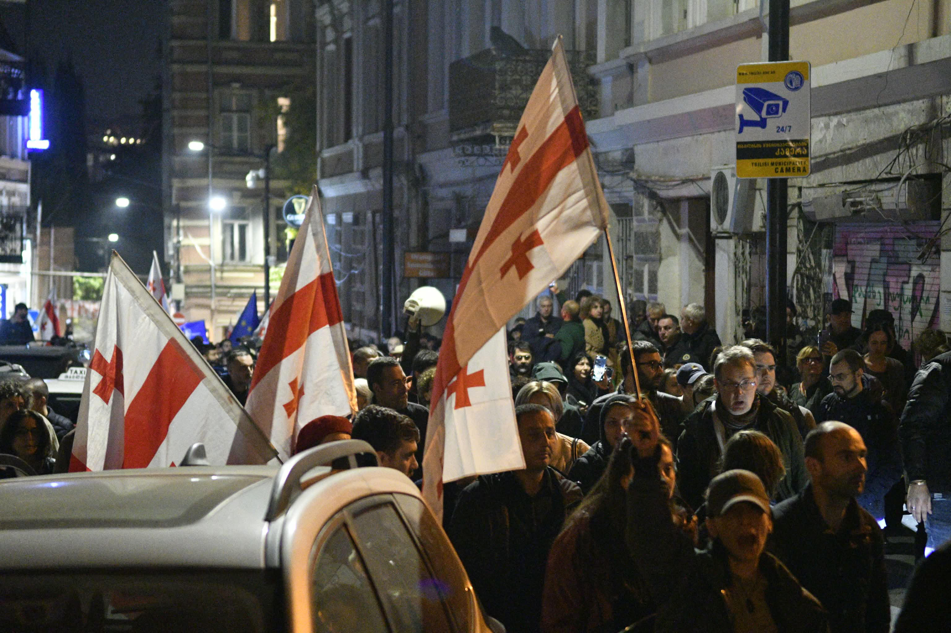 აქციის მონაწილეები მსვლელობის შემდეგ პარლამენტთან დაბრუნდნენ