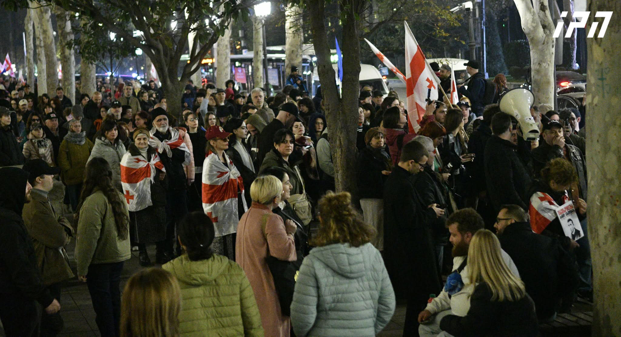 აქციის მონაწილეები მსვლელობას მართავენ