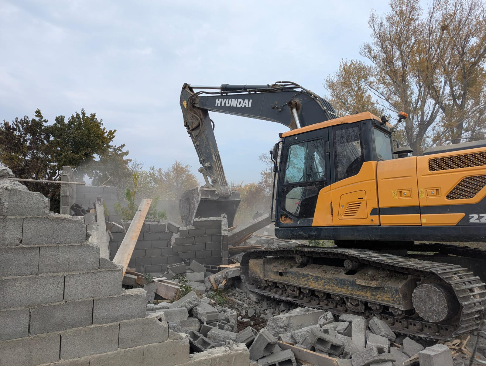 თბილისის მერია - სამგორში უკანონოდ განთავსებული დაუსრულებელი ნაგებობების და მსუბუქი კონსტრუქციების დემონტაჟი განხორციელდა - შედეგად, 14 ჰექტარზე მეტი უკანონოდ დაკავებული სახელმწიფო მიწა გამოთავისუფლდა
