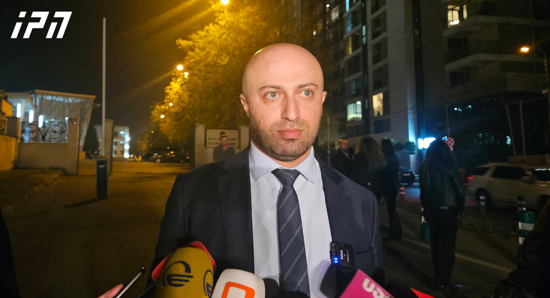 ბერდია სიჭინავა - ბრალში უწერიათ, რომ გიორგი გახარიას, ფაქტობრივად, არ გაუცია რეზინის ტყვიების გამოყენების ბრძანება, მაგრამ ადამიანებმა რეზინის ტყვიების გამოყენების შედეგად მიიღეს დაზიანება - ეს არის თეატრი