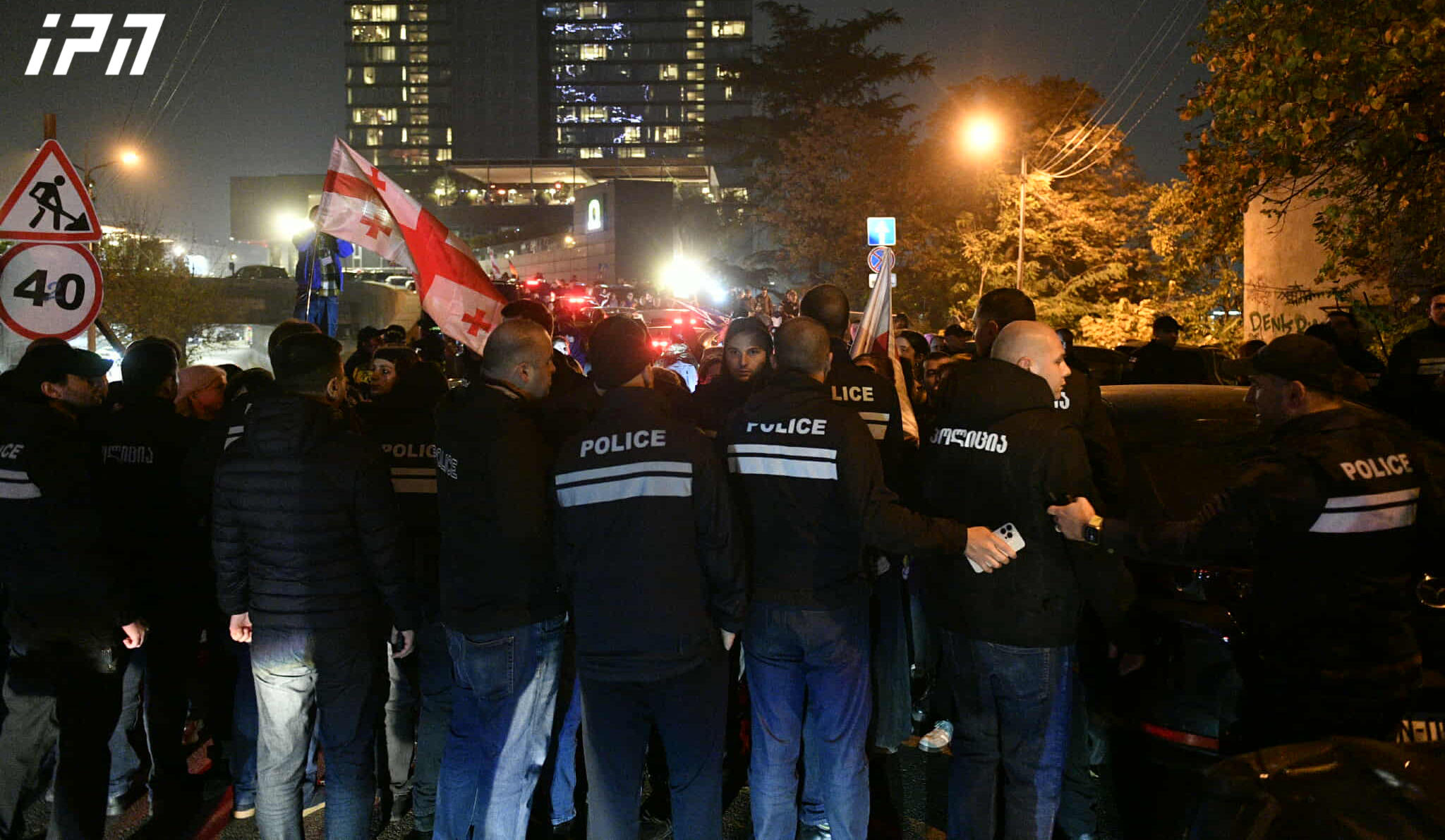 საპროტესტო მსვლელობის მონაწილეები პარლამენტთან დაბრუნდნენ