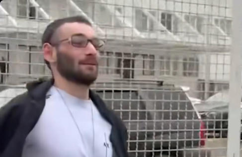 პარლამენტთან ჯებირის დაზიანებისთვის მსჯავრდებულმა საბა მეფარიშვილმა წელიწად-ნახევრიანი პატიმრობის შემდეგ სასჯელაღსრულების დაწესებულება დატოვა