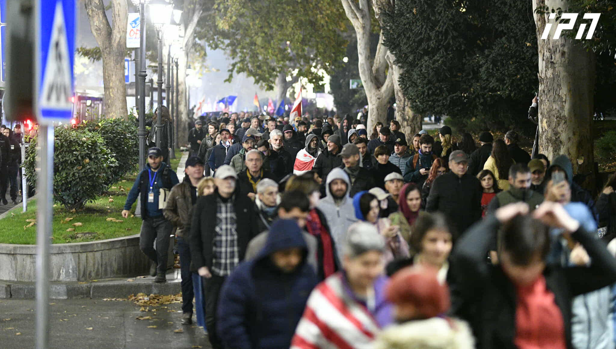 რუსთაველის გამზირზე შეკრებილი აქციის მონაწილეები საპროტესტო მსვლელობას მართავენ