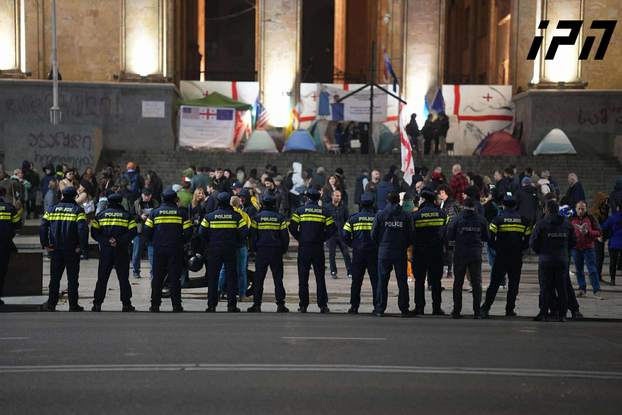 პარლამენტთან საპროტესტო აქცია მიმდინარეობს