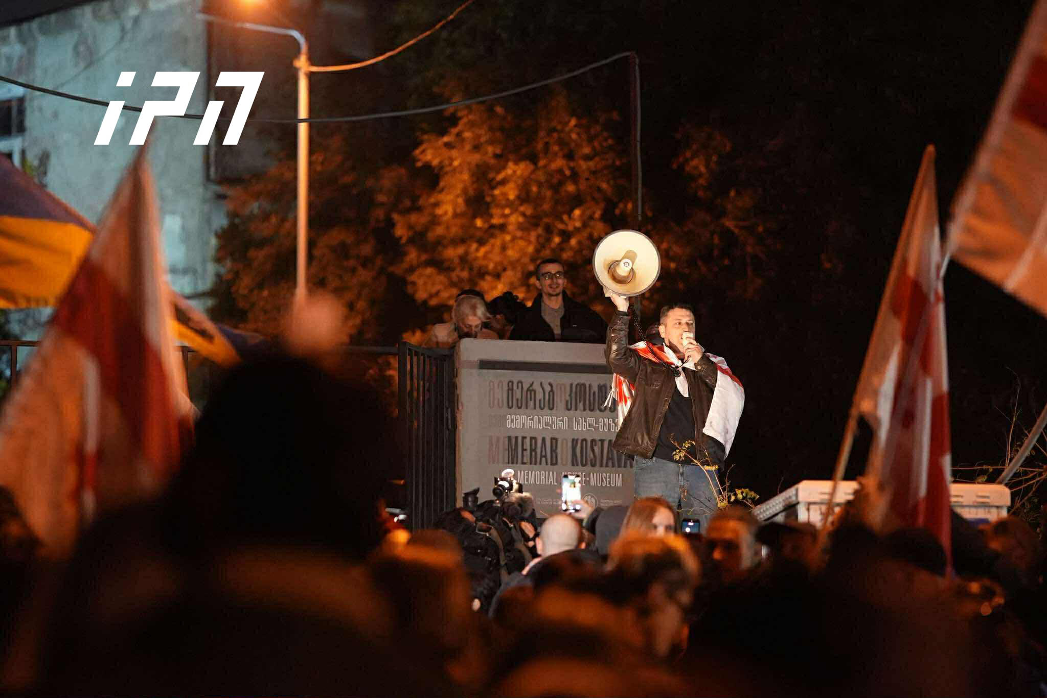 აქციის მონაწილეებმა მსვლელობით ზანდუკელის ქუჩაზე, მერაბ კოსტავას სახლ-მუზეუმთან გადაინაცვლეს - პოლიციამ ქუჩა აღნიშნულ მონაკვეთზე გადაკეტა, რასაც ხმაური მოჰყვა