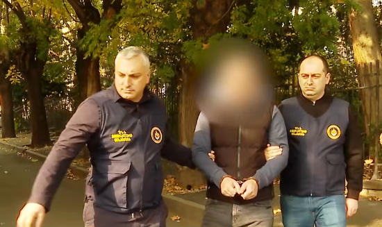 შსს - დაკავებულია საპატრულო პოლიციის თანამშრომელი, რომელიც საკუთარი ავტომობილით, ნებართვის გარეშე, მასთან კავშირში მყოფი ინსტრუქტორების დახმარებით, რუსთავში, აკრძალულ მონაკვეთებზე, ავტომობილის პრაქტიკული მართვის სწავლებებს ახორციელებდა