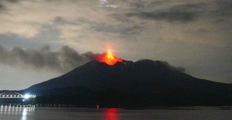 იაპონიაში ვულკანის ამოფრქვევის გამო ავიარეისები გაუქმდა