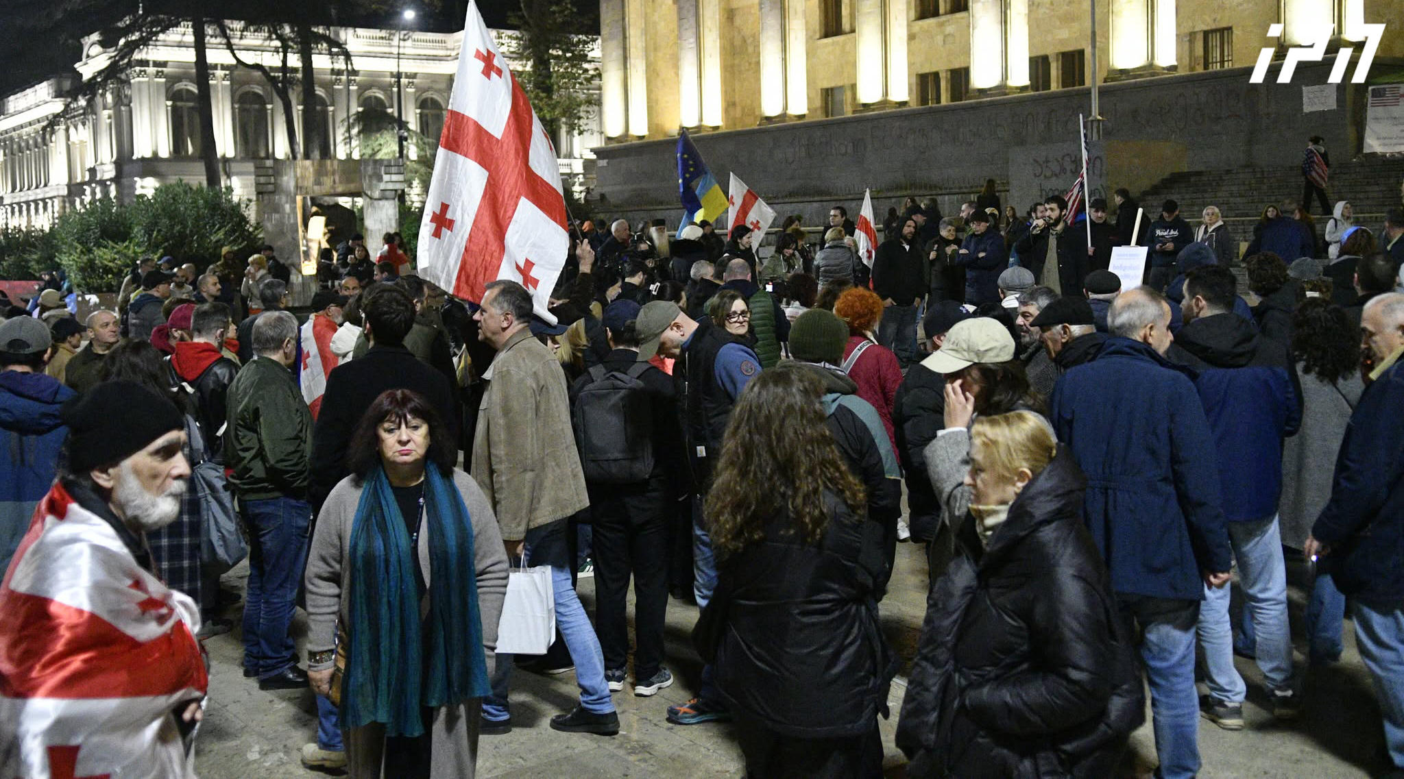 პარლამენტთან საპროტესტო აქცია მიმდინარეობს