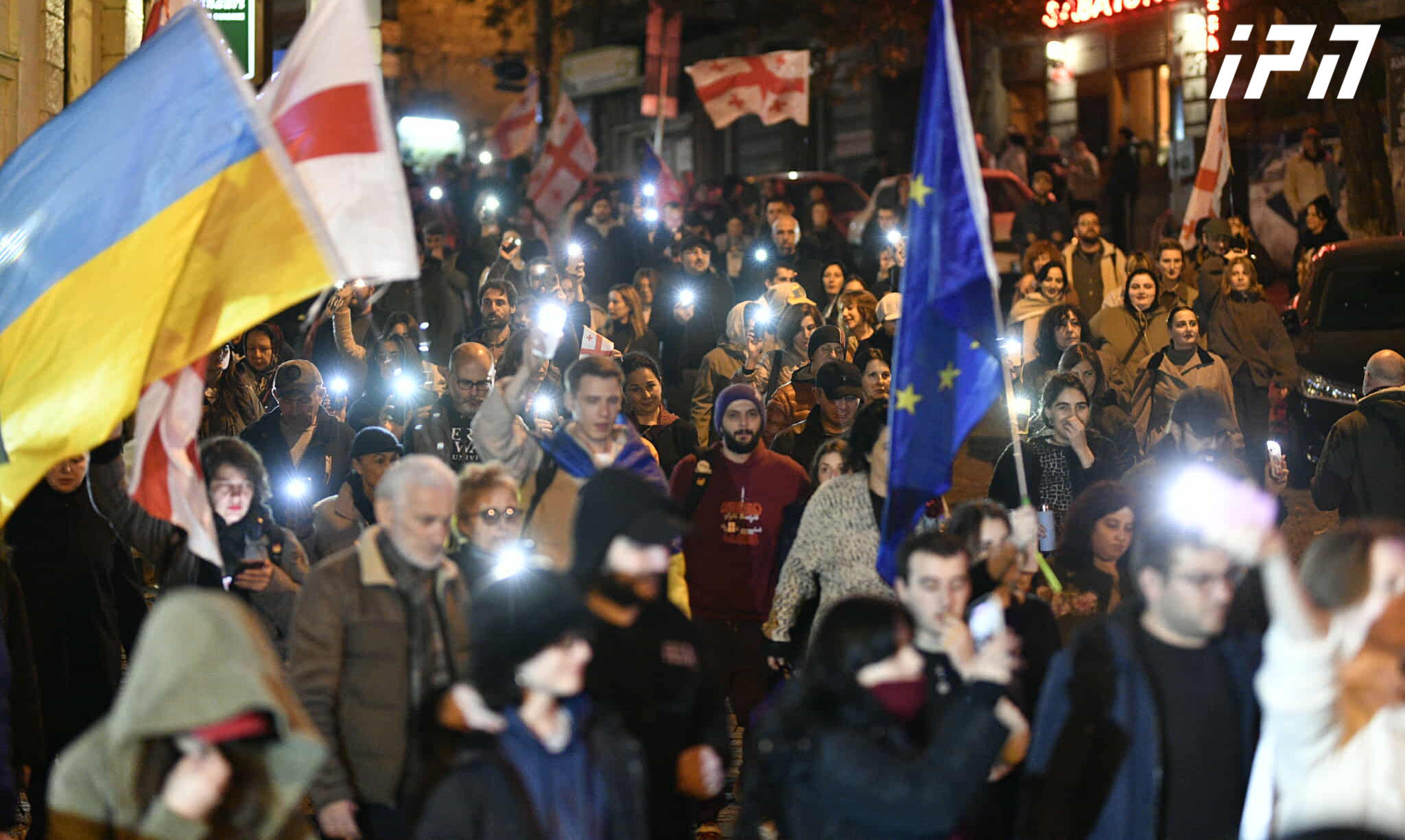 მომიტინგეები საპროტესტო მსვლელობის შემდეგ კვლავ პარლამენტთან დაბრუნდნენ