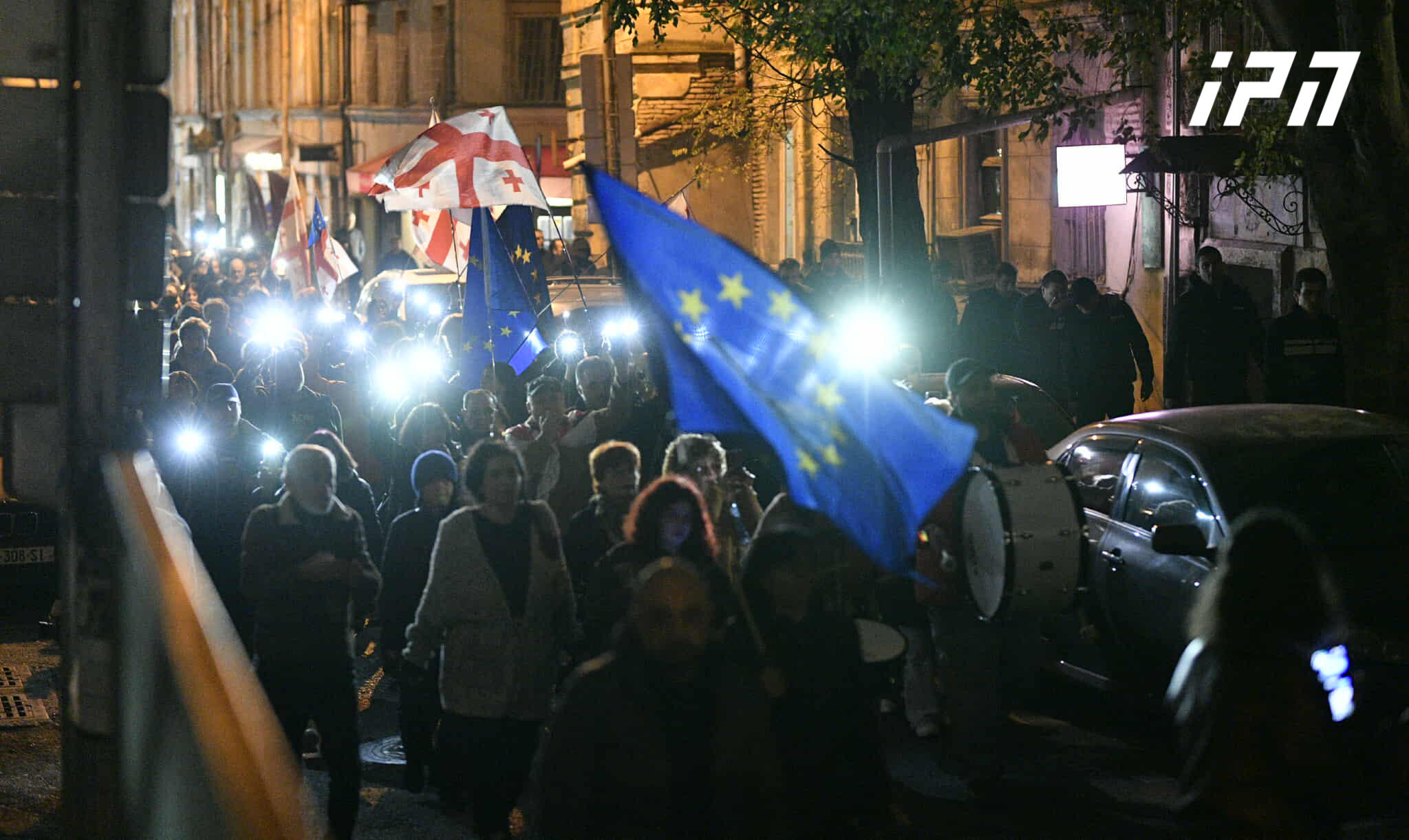 აქციის მონაწილეები მსვლელობას მართავენ