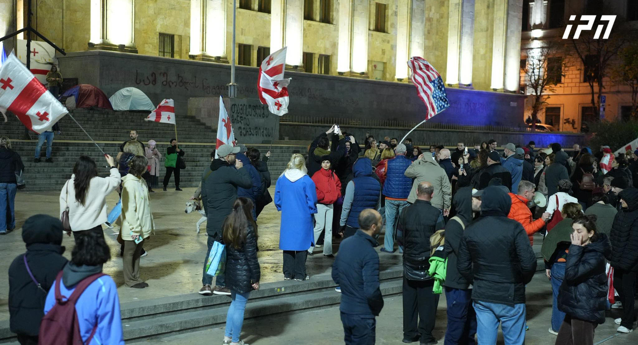 მსვლელობის მონაწილეები რუსთაველის გამზირზე დაბრუნდნენ და აქციას პარლამენტთან აგრძელებენ