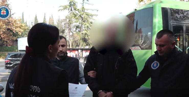 პროკურატურა - დაკავებულია მამაკაცი, რომელმაც 12 წლის გერის საძინებელში ფარული ვიდეო ჩამწერი მოწყობილობის დამონტაჟების გზით, უკანონოდ მოიპოვა, შეინახა და გაავრცელა მისი პირადი ცხოვრების საიდუმლოს შემცველი მასალა