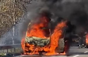 На автомагистрали Тбилиси-Гори сгорел микроавтобус