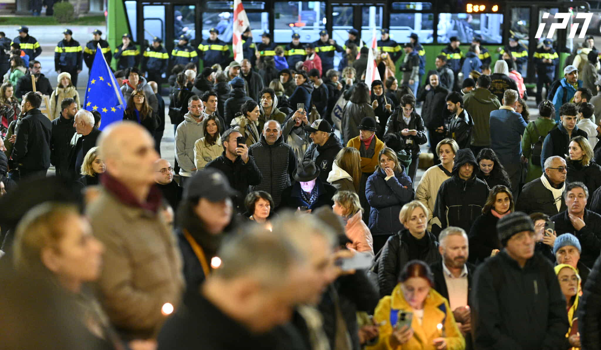 პარლამენტმა დაამტკიცა პროექტი, რომლის შედეგად, შეკრება-მანიფესტაციებთან დაკავშირებული შეზღუდვები საფეხმავლო გზებზე გამართულ აქციებზე გავრცელდება
