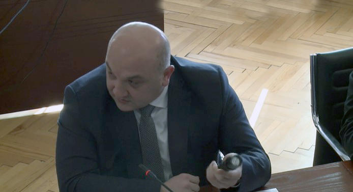 ალექსანდრე დარახველიძე პარლამენტის კომიტეტის სხდომაზე ელექტროშოკური იარაღითა და გაზის აეროზოლით მივიდა და ვიზუალური ახსნით სცადა ეჩვენებინა, როგორ ხდება მათი გამოყენება