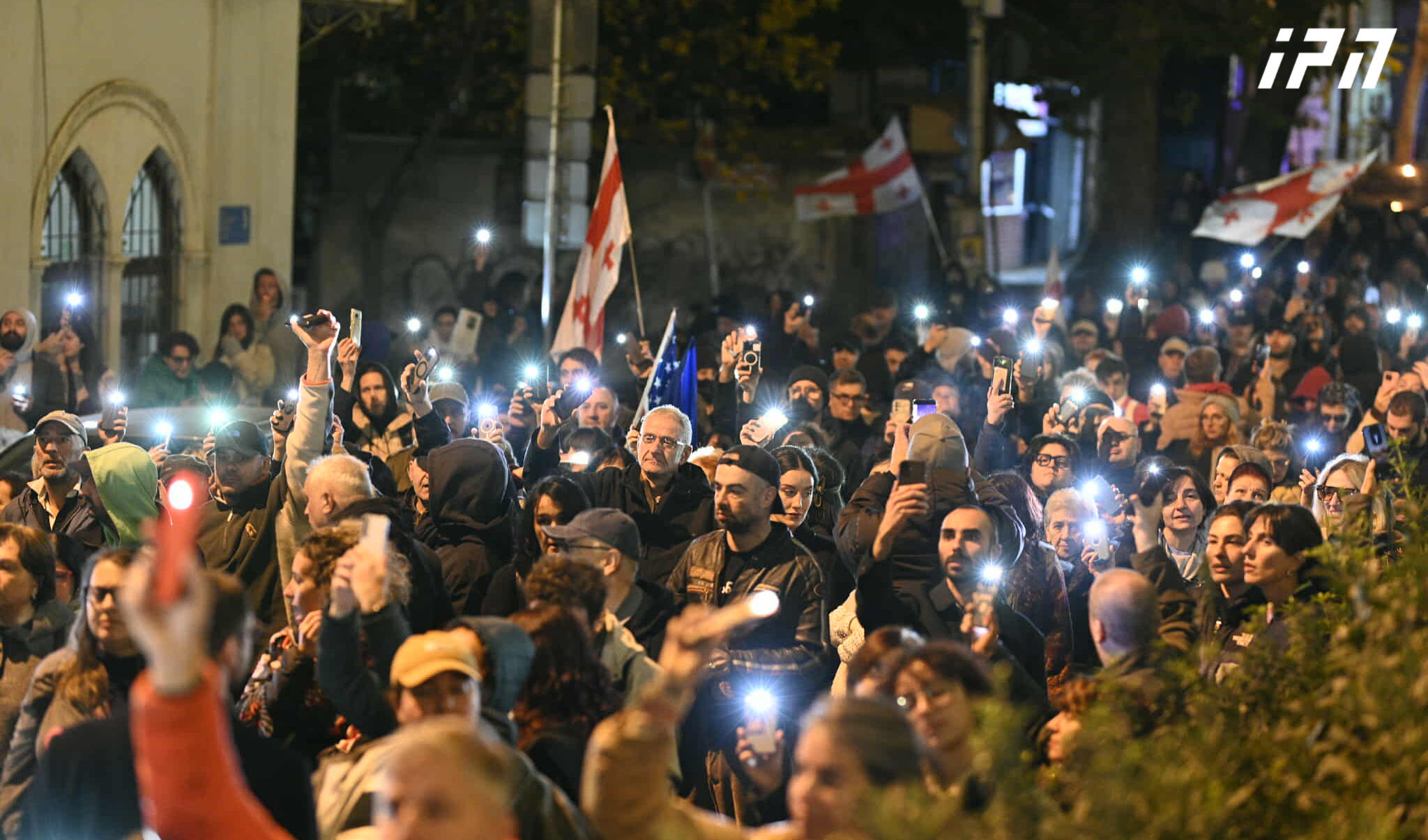 პარლამენტის ტერიტორიაზე შეკრებილი საპროტესტო აქციის მონაწილეები მსვლელობას მართავენ