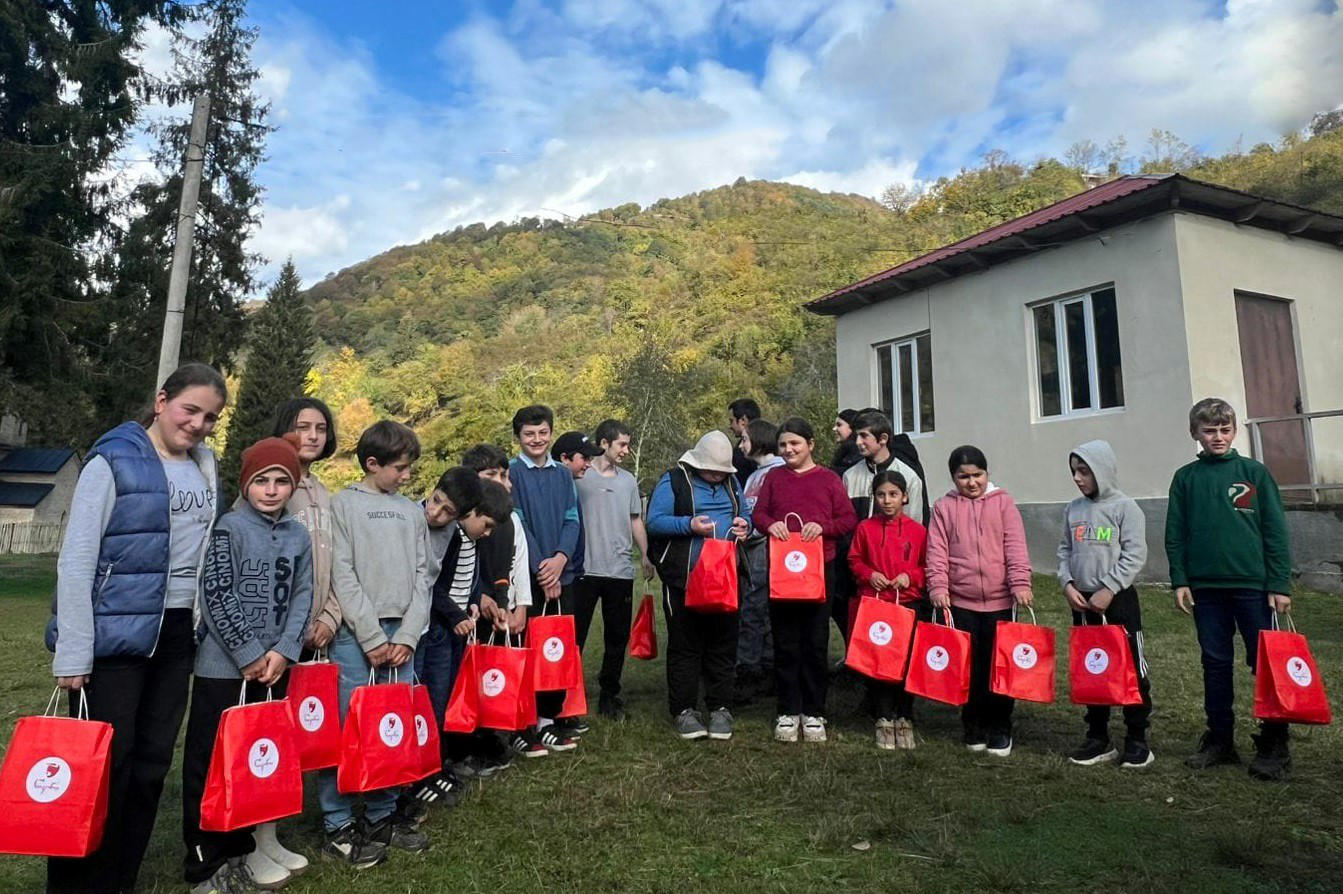 „წლებია, სკოლის ხელმძღვანელი ვარ და ამ ტიპის დახმარება და მხარდაჭერა არ მახსოვს“ – „ნიკორა ჯგუფი“ მაღალმთიანი სოფლების სკოლების დახმარებას განაგრძობს