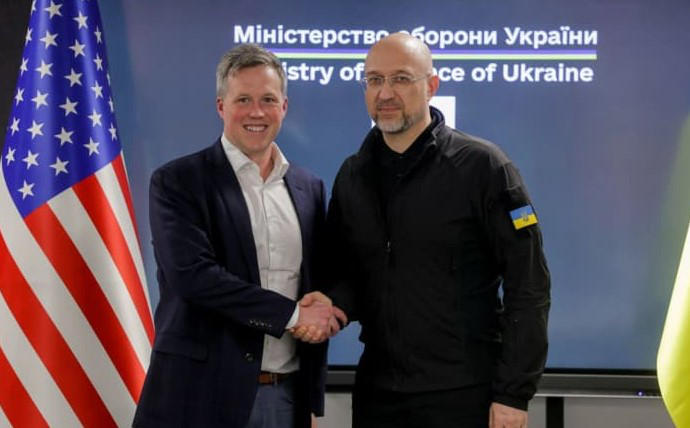 დენის შმიგალი კიევში აშშ-ის არმიის მდივანს შეხვდა