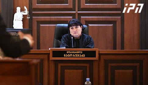 გელა ხასაიას განცხადებაზე, როგორ შეუძლია მოწმეებზე ზეწოლა მას უფრო, ვიდრე ირაკლი ღარიბაშვილს, რომელიც გირაოს სანაცვლოდ არის გარეთ, მოსამართლე ნატო ხუჯაძემ განაცხადა, რომ „ღარიბაშვილს თავისი გაჭირვება აქვს“