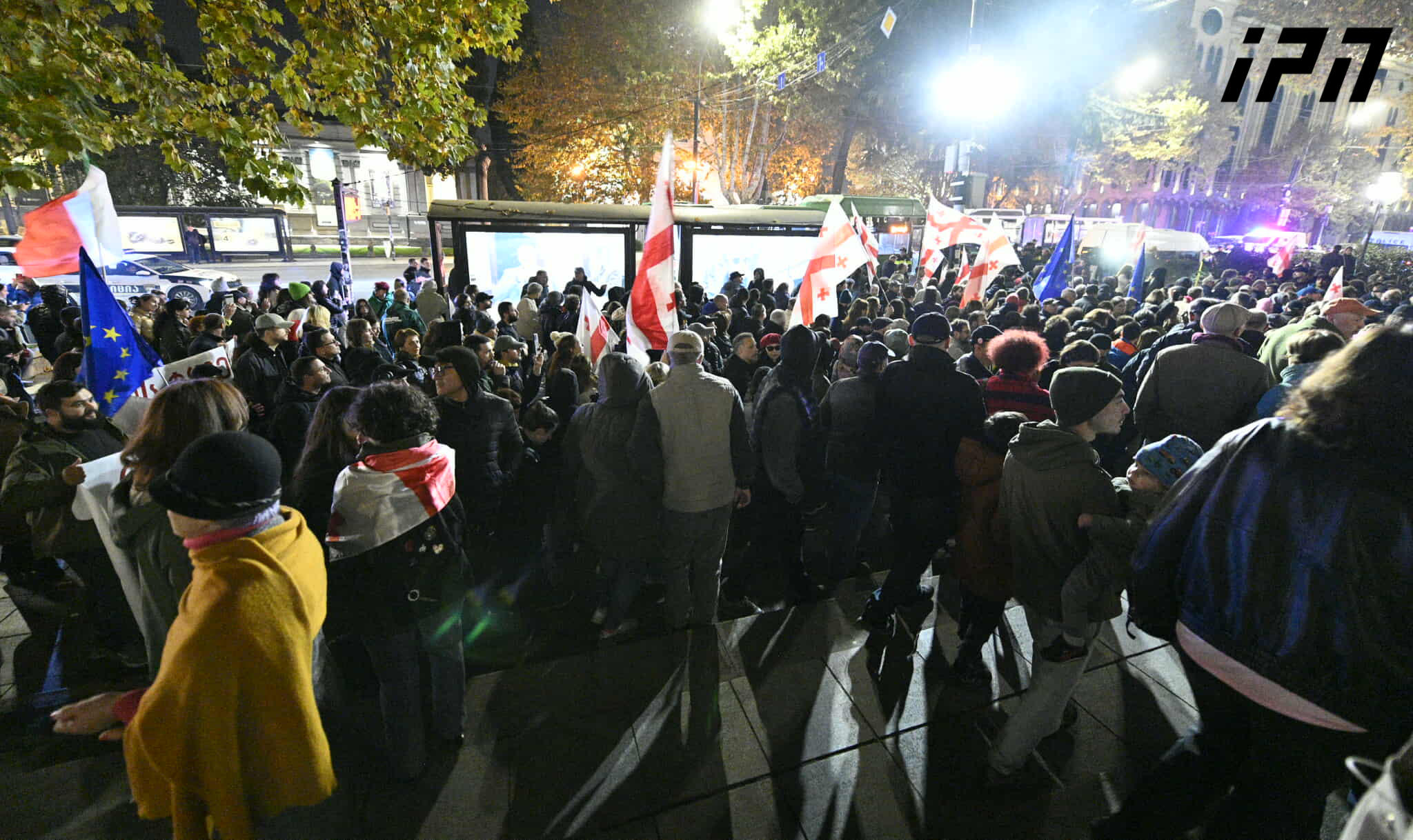 საპროტესტო მსვლელობის მონაწილეები კვლავ პარლამენტთან დაბრუნდნენ - არსებული ინფორმაციით, მსვლელობის დროს პოლიციამ რამდენიმე პირი დააკავა