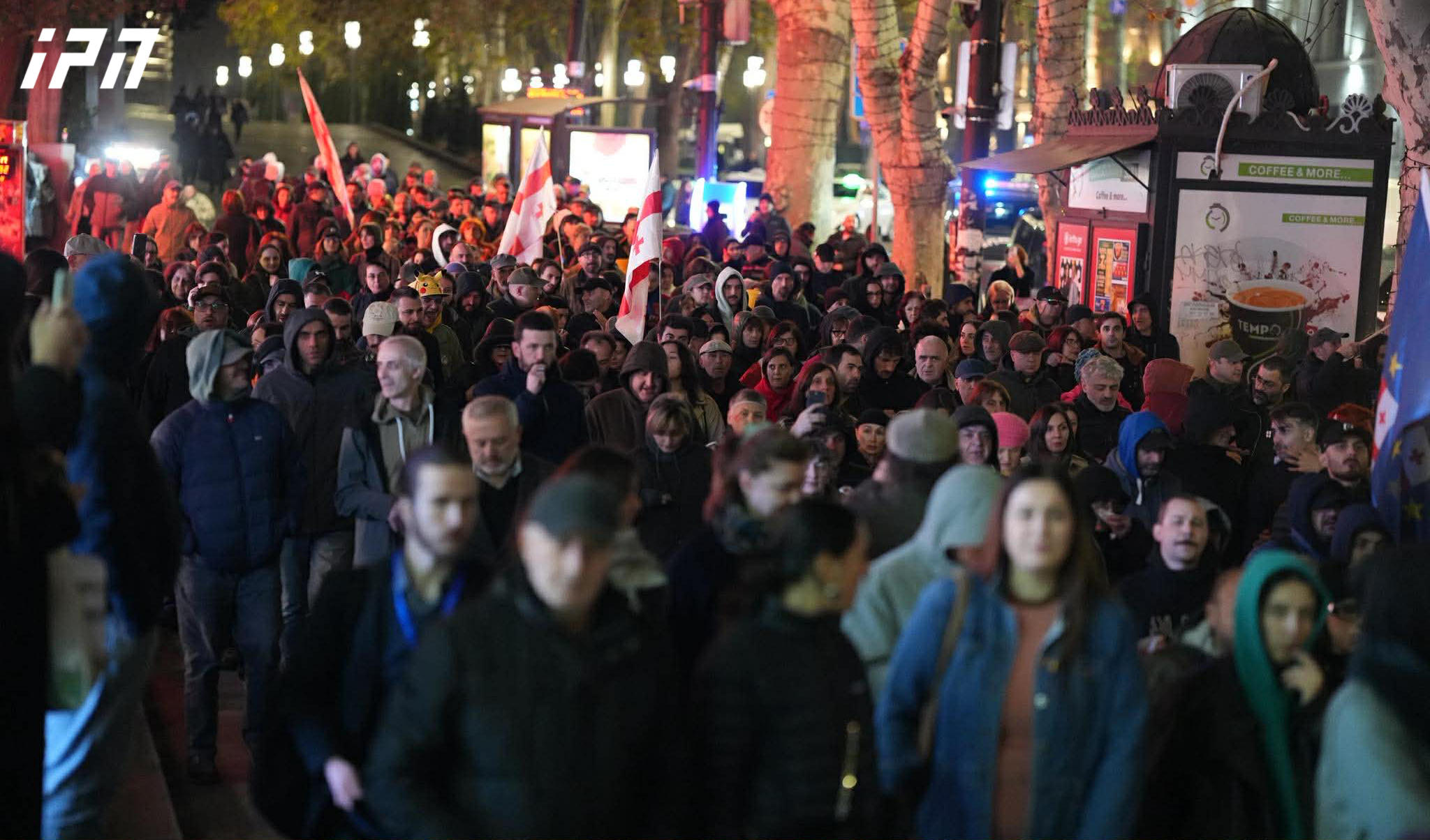 პარლამენტთან შეკრებილი აქციის მონაწილეები თავისუფლების მოედნისკენ მსვლელობას მართავენ