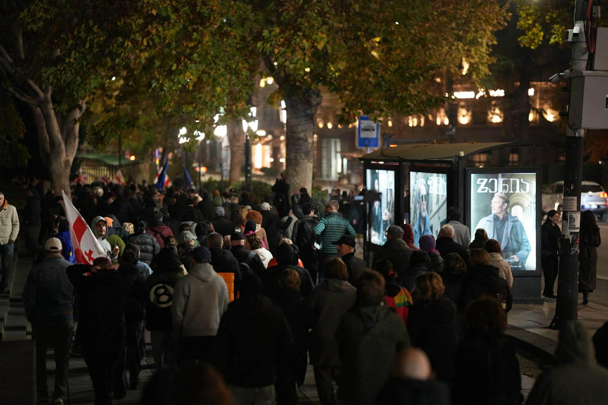 თავისუფლების მოედნის შემდეგ, აქციის მონაწილეები მსვლელობას რუსთაველის მეტროს მიმართულებით აწყობენ