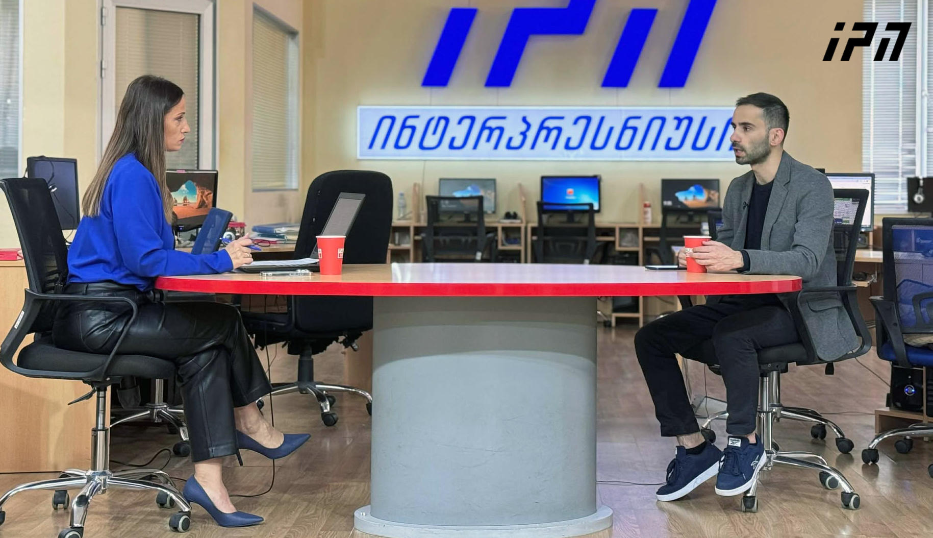 ნიკა სიმონიშვილი - გზაზე კი აღარ არის საუბარი, უკვე ტროტუარზე გავლას უზღუდავენ მარშის მონაწილეებს, ეს სამართლის რომელ ნორმაში ჯდება? - თუ ტროტუარზეც შეეცდებიან შეზღუდვას, წინააღმდეგობა სხვა ფორმას მიიღებს