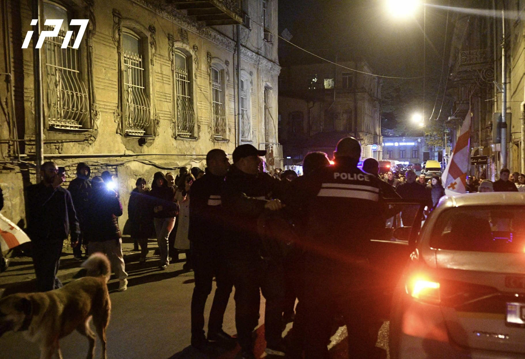 პარლამენტთან შეკრებილები მსვლელობას მართავენ - ინგოროყვას ქუჩასთან აქციის კიდევ რამდენიმე მონაწილე დააკავეს