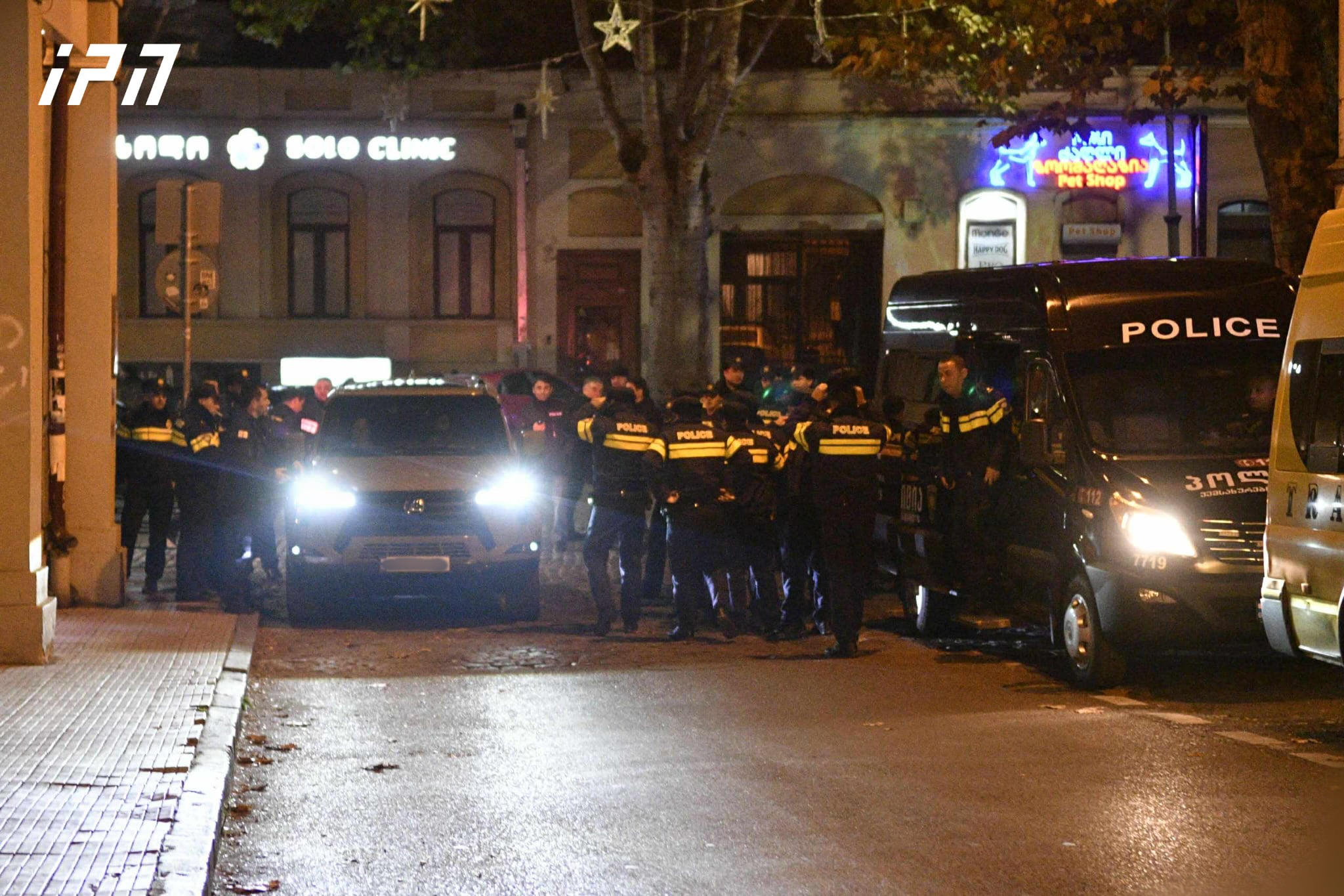 პარლამენტთან, ასევე მსვლელობის მიმდინარეობისას, სამართალდამცავებმა ჯამში 8 პირი დააკავეს