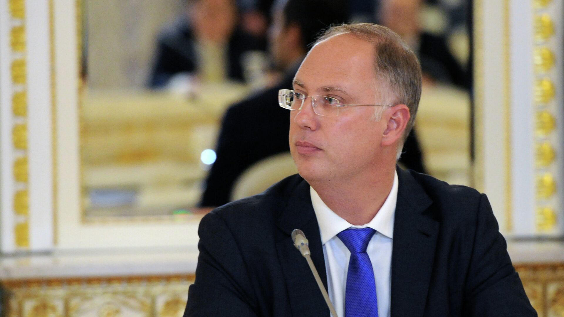 კირილ დმიტრიევი ფრიდრიხ მერცს - ძვირფასო მერც, თქვენ თამაშშიც კი არ ხართ, თქვენ საკუთარი თავის დისკვალიფიკაცია მოახდინეთ ომის წაქეზებით, მშვიდობის საბოტაჟით, არარეალური წინადადებებით