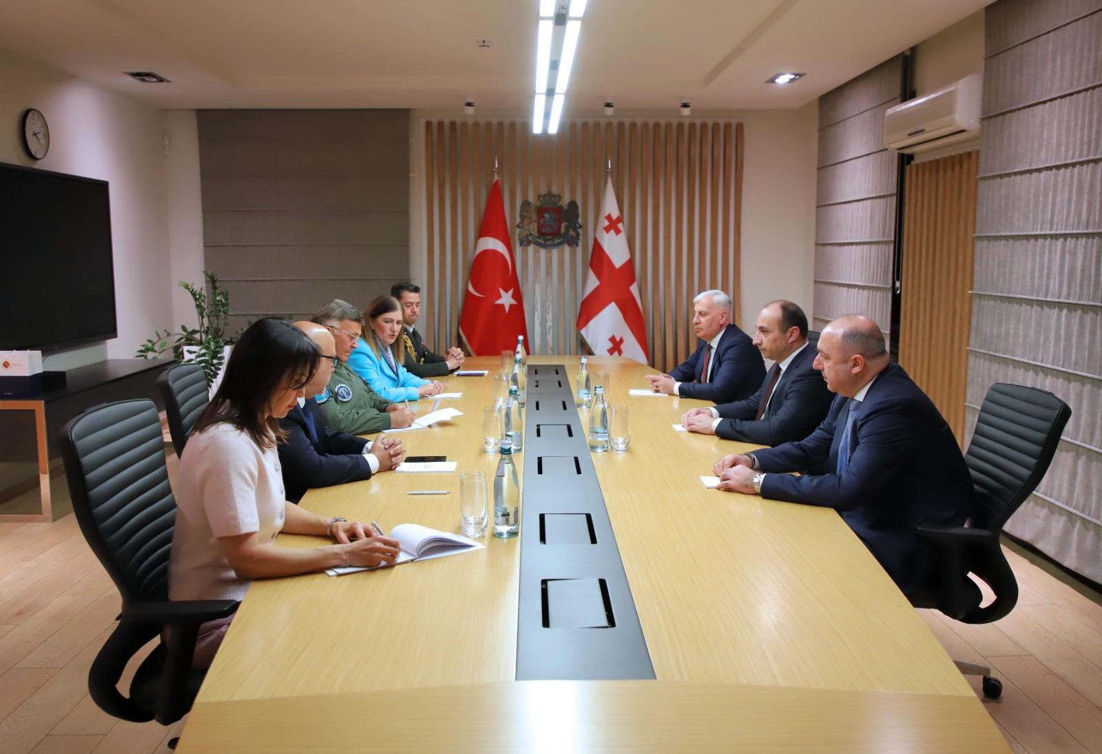 საქართველოს შინაგან საქმეთა მინისტრი თურქეთის საჰაერო ძალების შეფასებისა და ინსპექტირების დირექტორს, გენერალ-ლეიტენანტ იაშარ ქადიოღლუს შეხვდა
