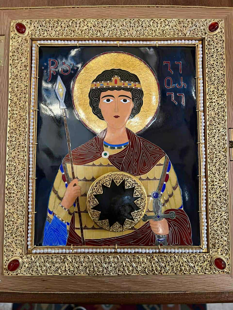 „საზოგადოება ივერიისა" - გიორგობის დღესასწაულზე, სამების ტაძარში მოსულ საზოგადოებას საშუალება ექნება მიეახლოს წმინდა გიორგის წმინდა ნაწილს, რომლისთვისაც „საზოგადოება ივერიისას“ ინიციატივით სპეციალურად დამზადდა ხატი და ლუსკუმა